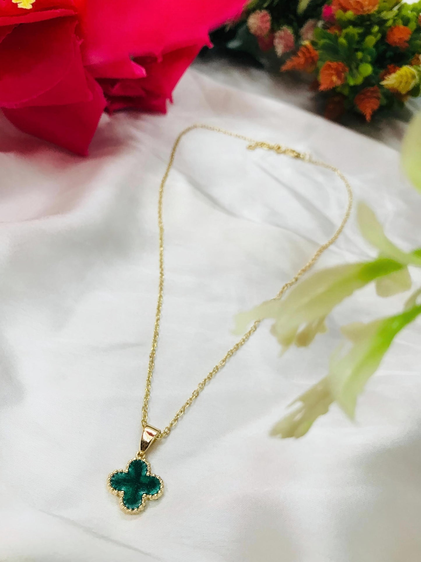 Emerald Bloom Clover Pendant Necklace – Elegant Gold Chain with Green enamelled Charm