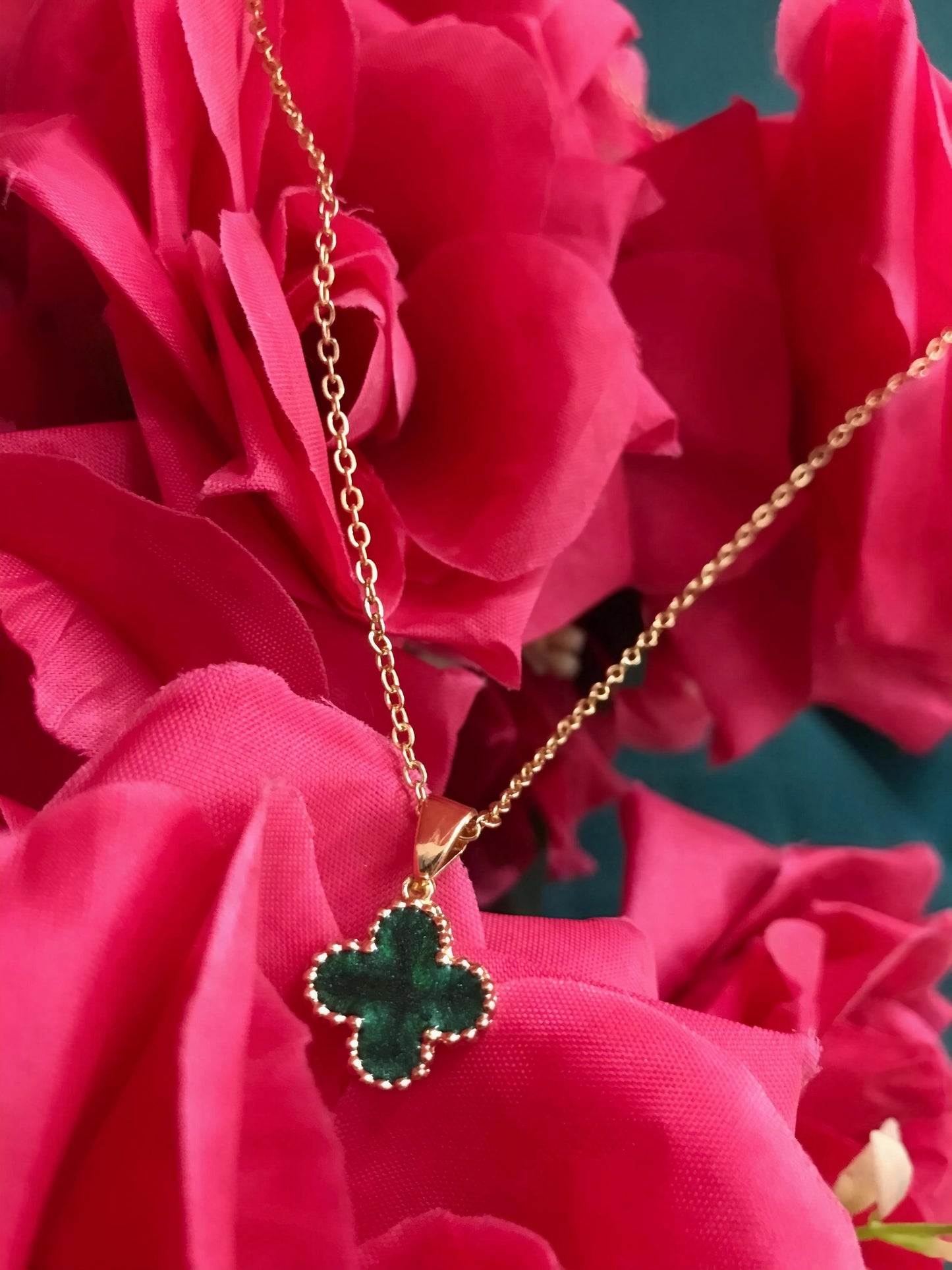 Emerald Bloom Clover Pendant Necklace – Elegant Gold Chain with Green enamelled Charm