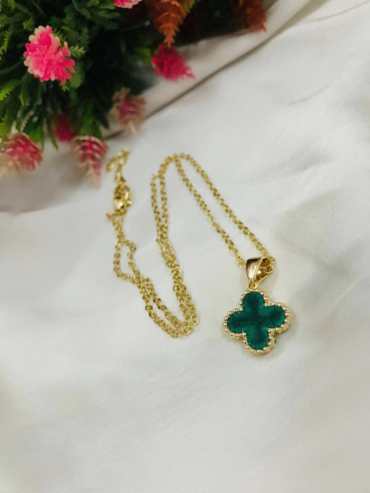 Emerald Bloom Clover Pendant Necklace – Elegant Gold Chain with Green enamelled Charm