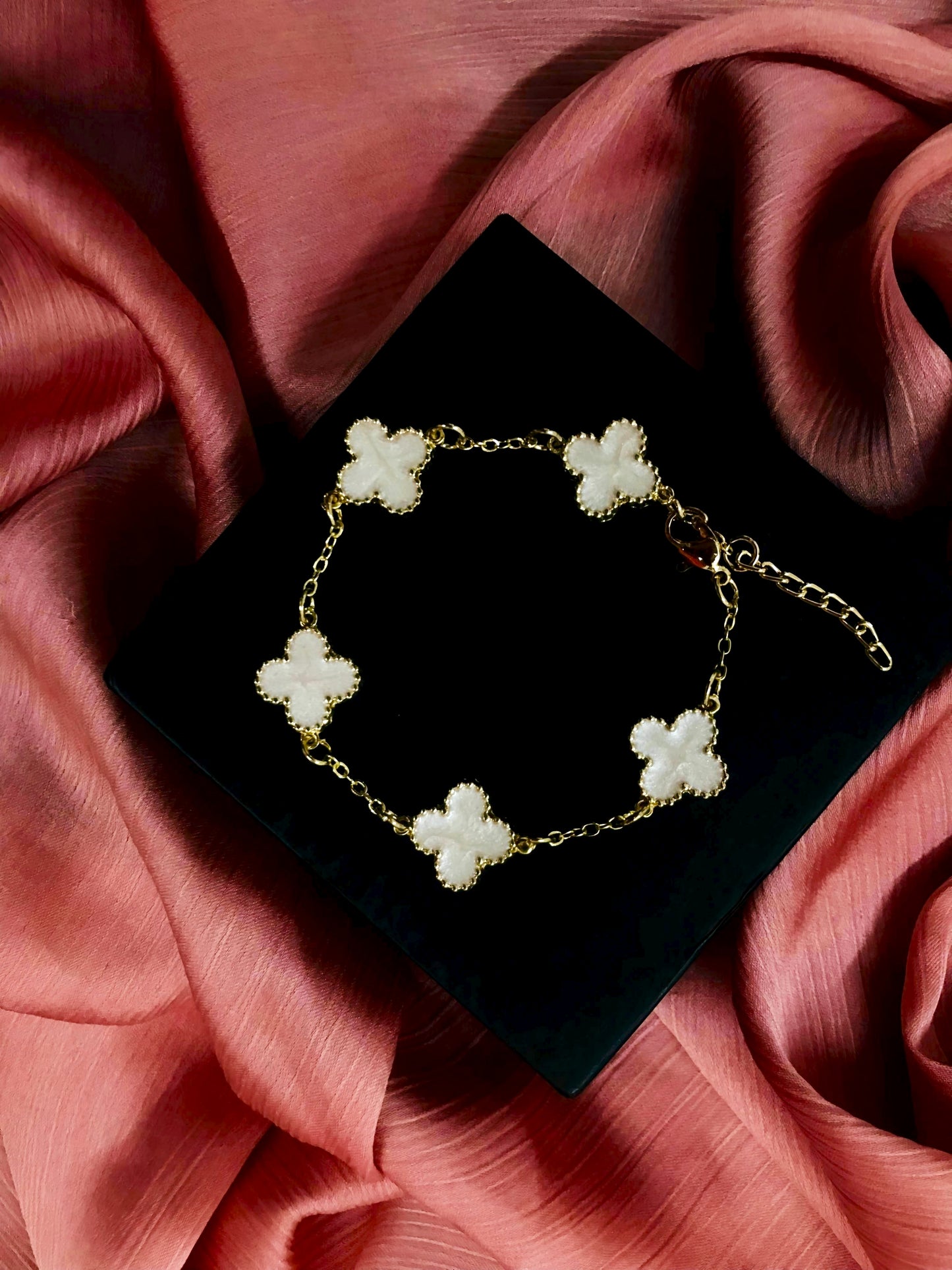 WHITE CLOVER ELEGANT BRACELET