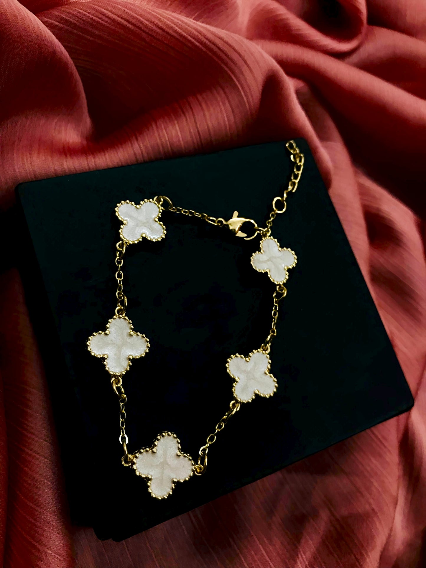 WHITE CLOVER ELEGANT BRACELET