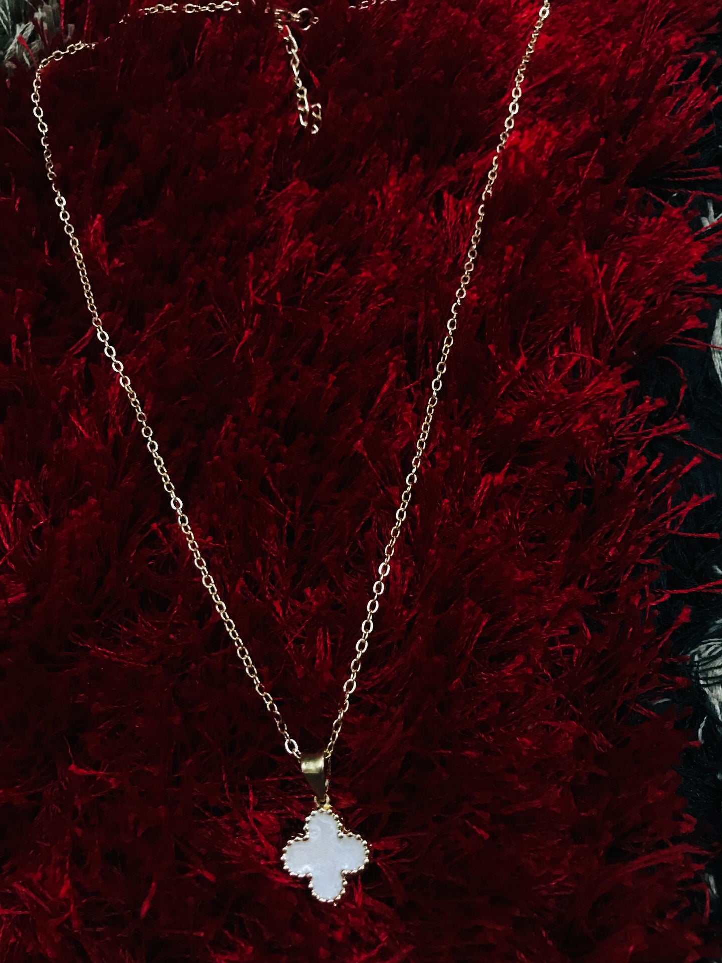 Elegant Reversible Clover Pendant Necklace – Black & White